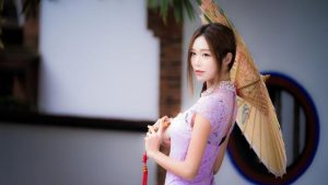 我网上认识个大我两岁女生,不知道咋追求她呀 1