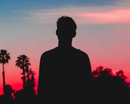 男人突然异常殷勤，是干了亏心事？聪慧女人可从这三处洞察_情感