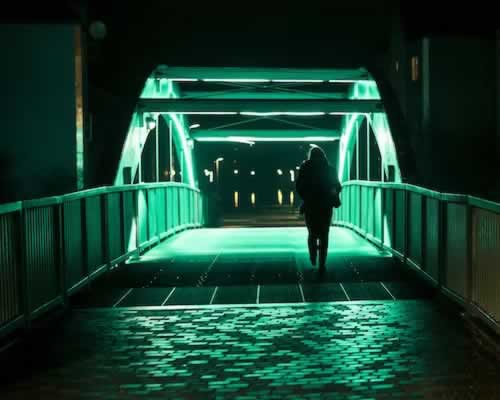 小三怀孕六个月要上位，出轨男人犹豫不决，原配该怎么应对？_情感