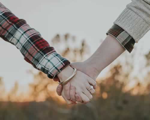 “老公出轨不离婚也不回家”：看透回避型男人的真实心理_情感