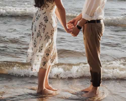 男人出轨后不认错，还指责原配婚前谈了太多男友，原配该怎么办？_情感