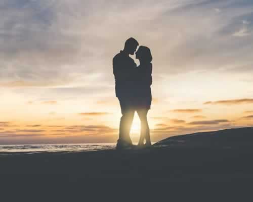 出轨男人怎么维持三人行？把钱给老婆，把爱给情人！他们更爱谁？_情感