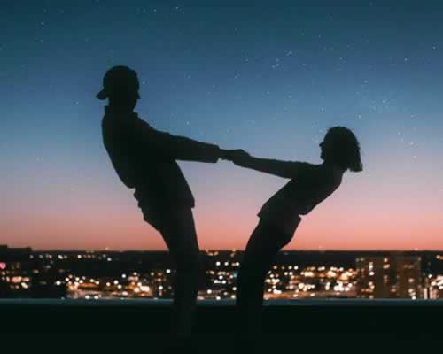 刚加的女生这样聊，就肯定会喜欢上你_情感