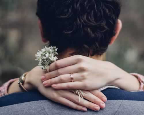 领完结婚证才知道，8万8彩礼变成8千，婆婆：她不敢离婚_情感