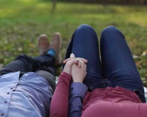 男人出轨女网友，到底该不该拦？精神出轨和肉体出轨哪个更恐怖？_情感