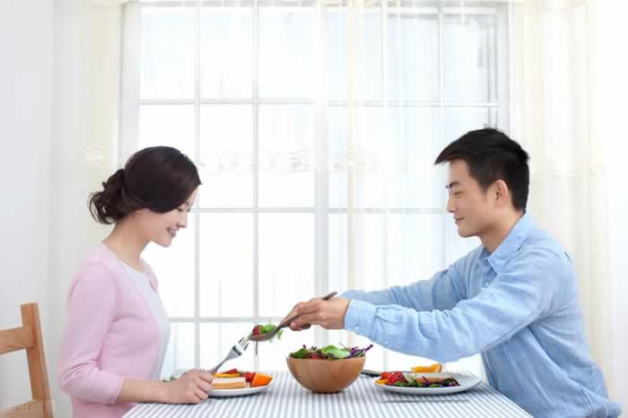 结婚后，又遇到真爱，女人该为婚外情人结束婚姻吗?？_情感