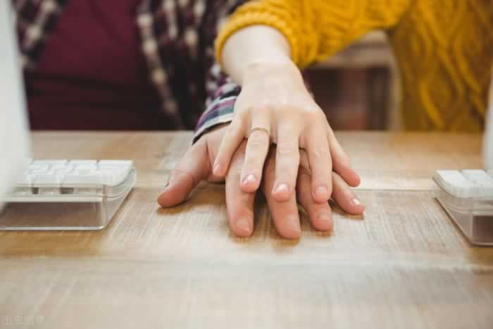 人到中年，男人会出轨什么样的女人？过来人说了重要的3点_情感
