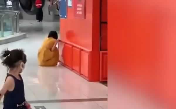 女子核酸阳性商场大哭：成年人的崩溃，往往只在一瞬间_情感