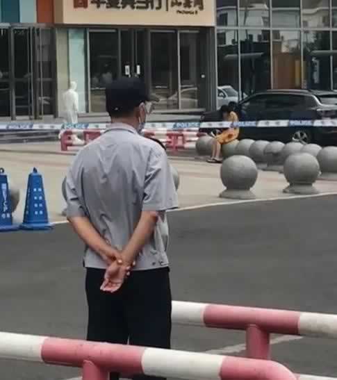 女子核酸阳性商场大哭：成年人的崩溃，往往只在一瞬间_情感