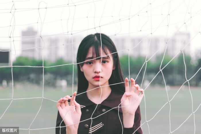 在感情里很“作”的女孩，其实都藏着“自卑情结”_情感