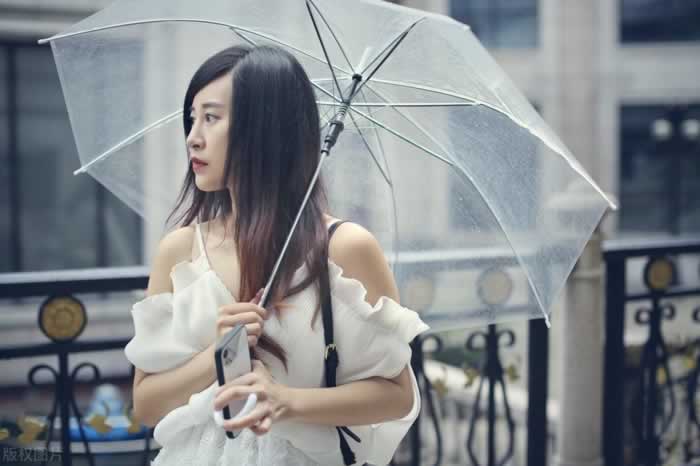 男人对你忽冷忽热，到底是在想什么？_情感