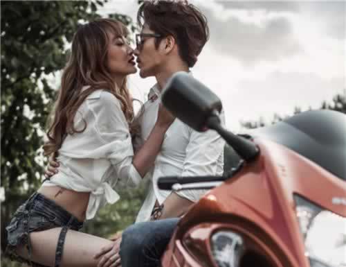 如何安慰男朋友？聪明的女人必懂男人的软肋_情感