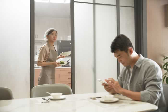 在外社交达人，回家沉默不语，为什么越来越多夫妻“无话可说”？_情感