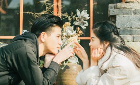 分手后前女友还爱你的表现，放心不下就去挽回_情感