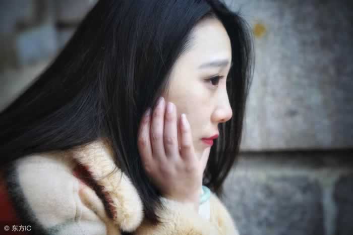男友总是跟前任保持联系，该怎么挽回呢？_情感