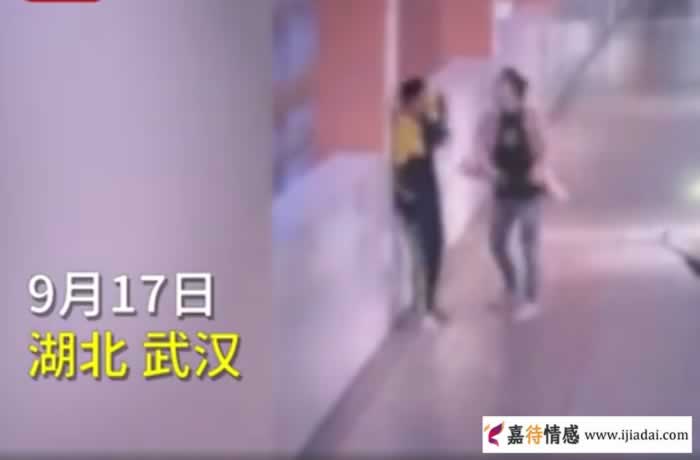 在学校走廊被母亲扇耳光，这妈妈的情绪也太激动了吧？_情感