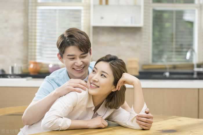 已婚女人如何吸引出轨男跟她在一起的？原配知道真相后暗自神伤_情感
