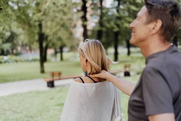 夫妻问题最大的考验：老公出轨，小三怀孕想上位，原配该怎么办？_情感