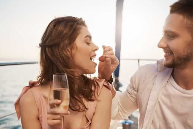 男人年过六十，还是选择婚外情人，究竟他在图什么？_情感