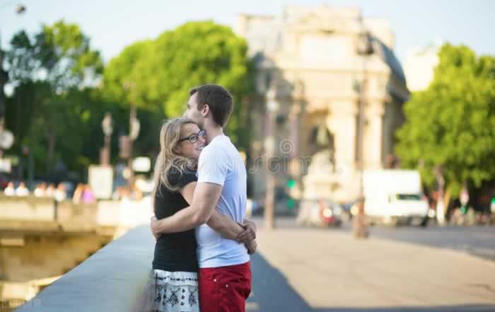 出轨男人选择离婚后，他才明白一个道理：离婚对他不是一种成全_情感