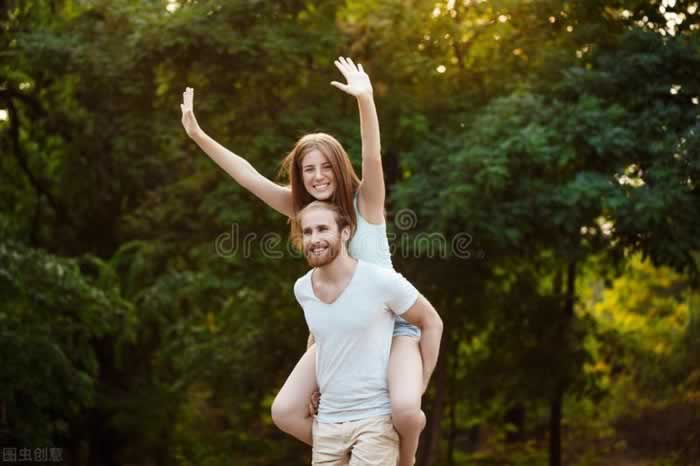 小三的致命一招：劝说原配不要跟出轨男离婚，自己只想恋爱_情感