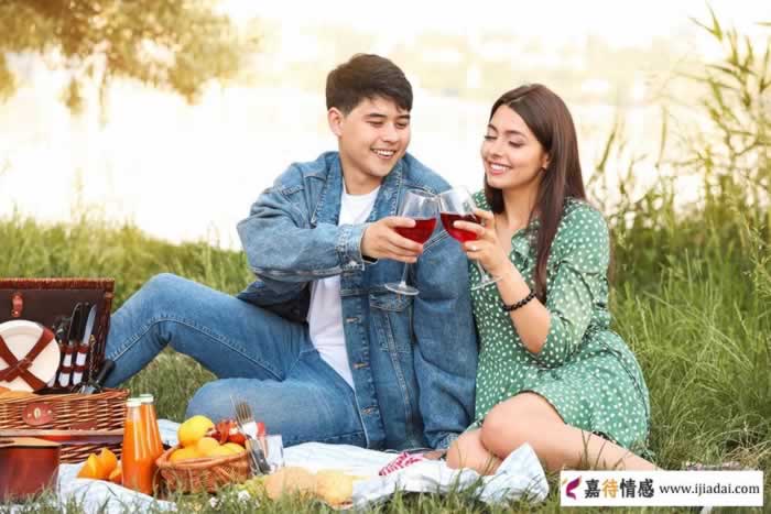 王蓉三娃妈火爆全网后引争议：已婚女性只能围着老公家庭孩子转？_情感