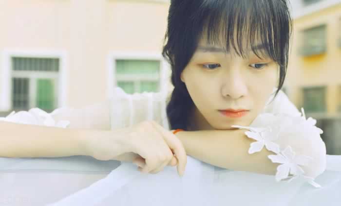 “精致穷”的女生在想什么？_情感