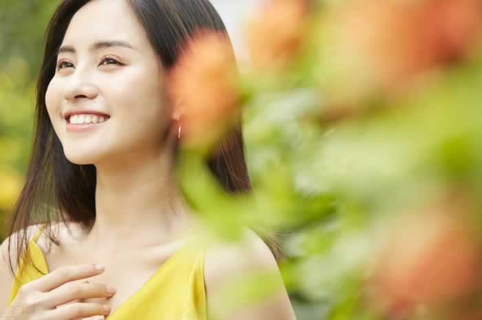 第一次约会，怎么牵女人的手不会被甩开？_情感