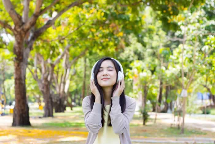 第一次约会，怎么牵女人的手不会被甩开？_情感
