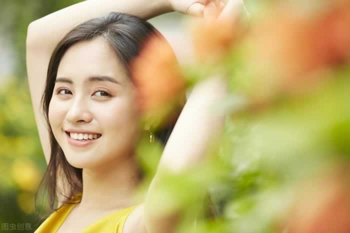 第一次约会，怎么牵女人的手不会被甩开？_情感