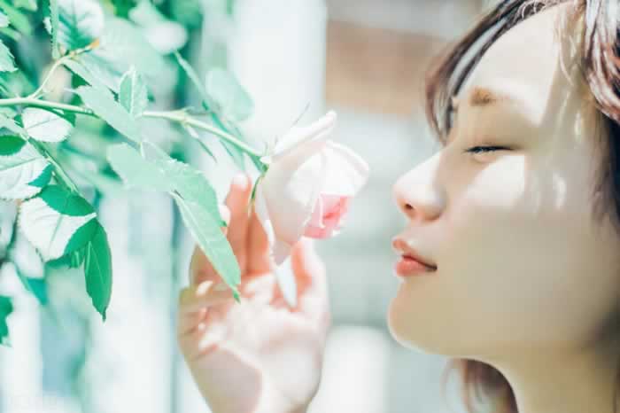 第一次约会，怎么牵女人的手不会被甩开？_情感