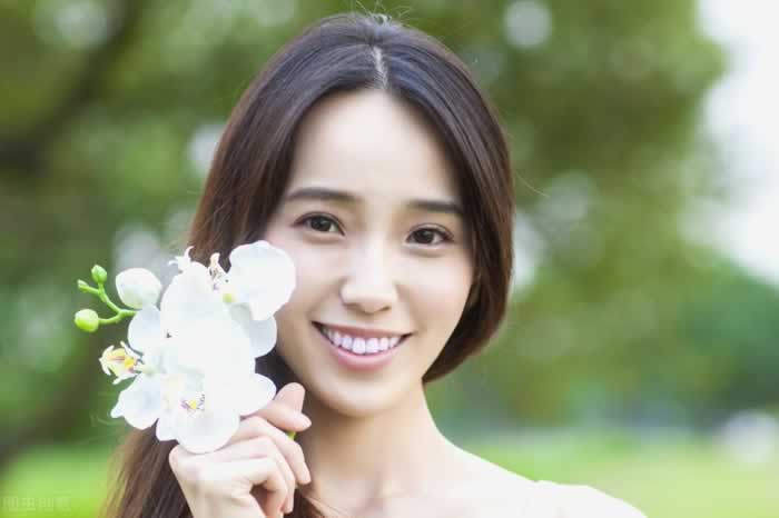主动搭讪你的女生，要怎么回应？_情感