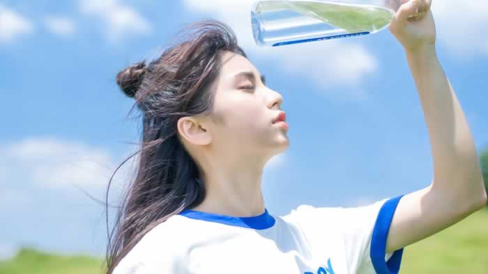 女人越是过得不好，“朋友圈”越是发这5种动态_情感