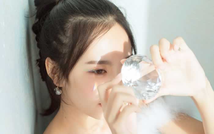 异性交往时，男人千万不要，把这四样东西给女人_情感