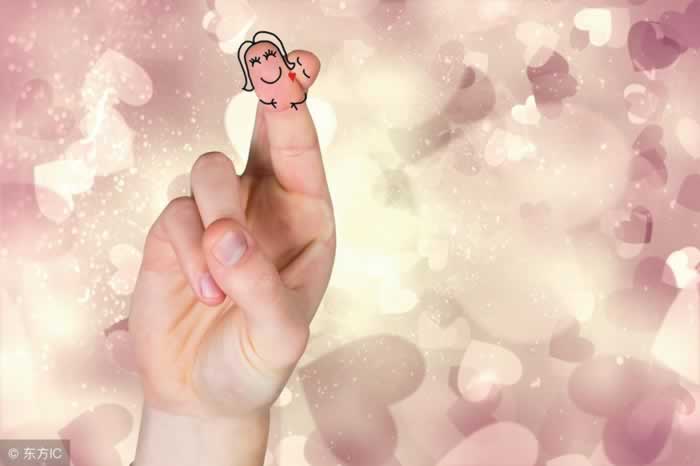 女人有这5个奇怪动作，往往有异心，男人要注意_情感