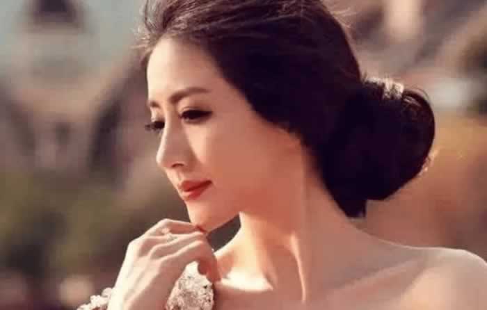 女人有这5个奇怪动作，往往有异心，男人要注意_情感