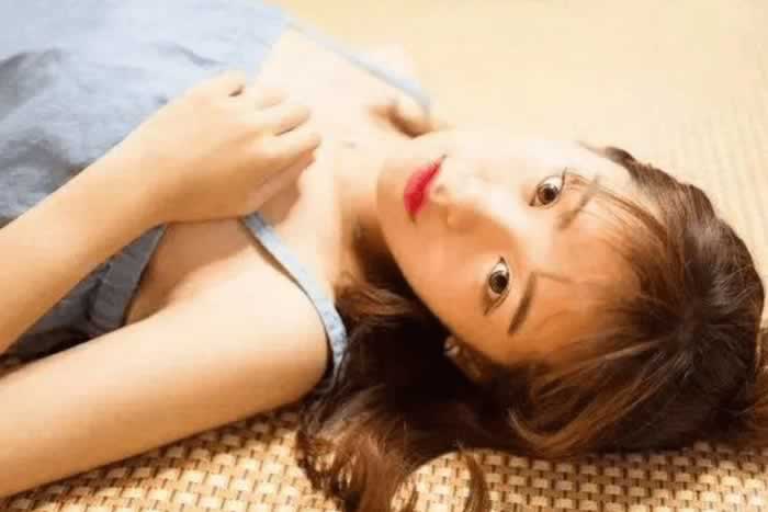女人有这5个奇怪动作，往往有异心，男人要注意_情感