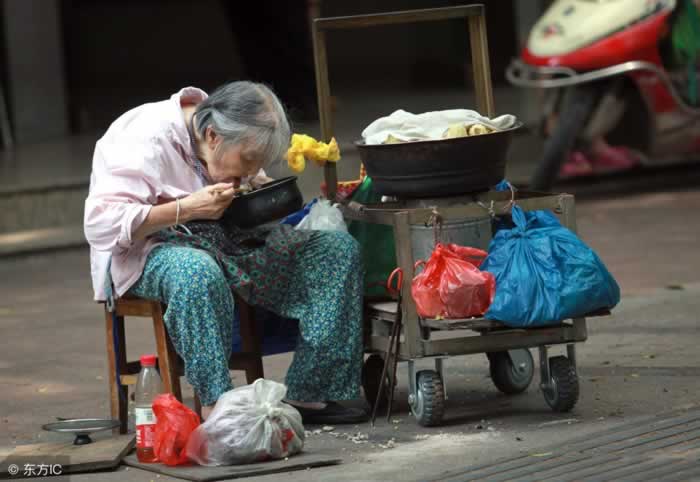 倒插门女婿10年不回家，老母亲找上门才得知真相_情感