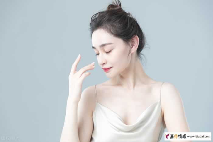 女人爱你还是爱你的钱，看她这2个方面，就明白了_情感