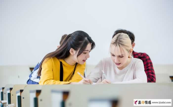 发现妻子与男网友微信聊天有暧昧言语，丈夫该怎么办？_情感