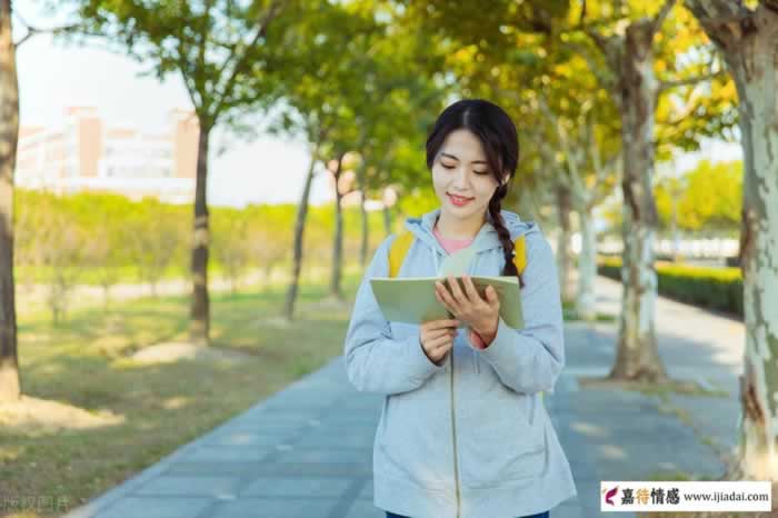 发现妻子与男网友微信聊天有暧昧言语，丈夫该怎么办？_情感