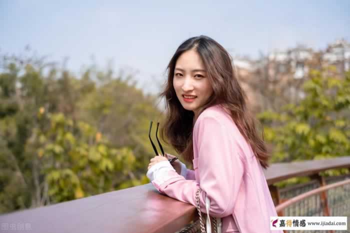 女人有意跟你发展关系，一般会默许你哪些行为呢？_情感