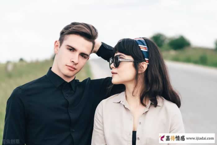 女人疯狂想你的3个表现，不想你的装不出来_情感