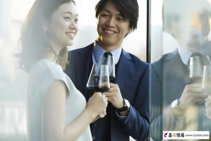 女人疯狂爱上你的3个肢体语言，尤其是第三个_情感