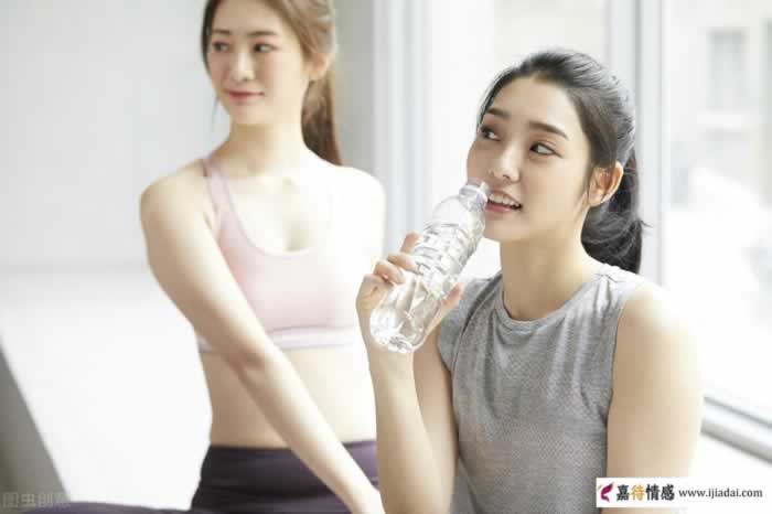 女人想让你追求她，会有这3种表现_情感