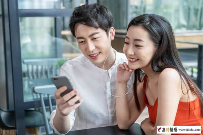 追求女人，甜言蜜语已经过时，试试这3种方式_情感