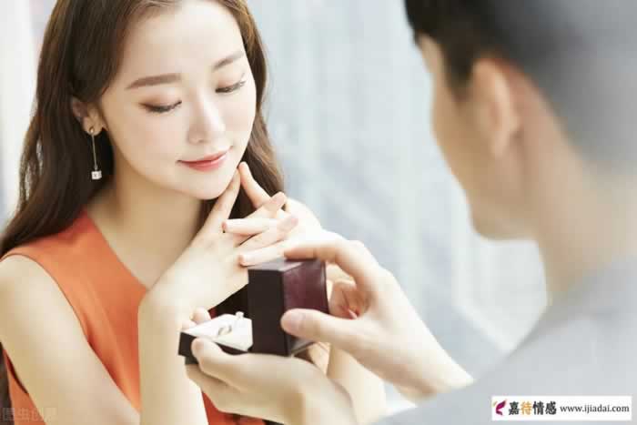 女人念念不忘一个男人，往往会有这些表现，真的很让人心疼_情感