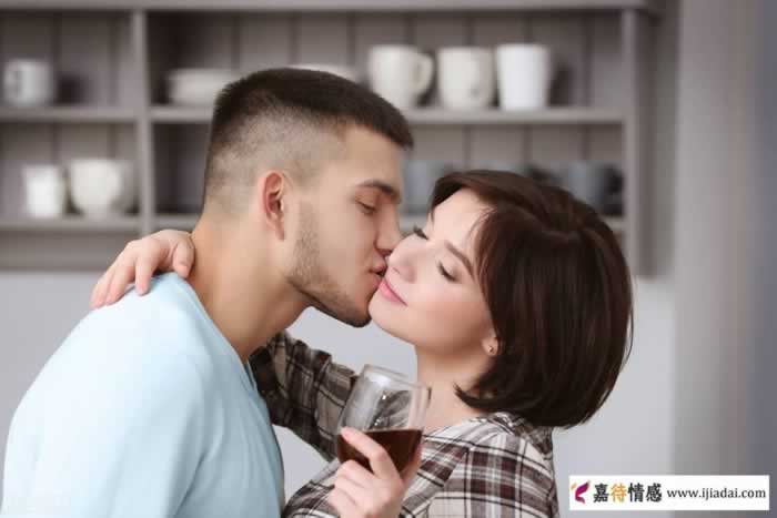 女人向男人索要礼物的3种习惯，看似真爱，其实是不爱_情感