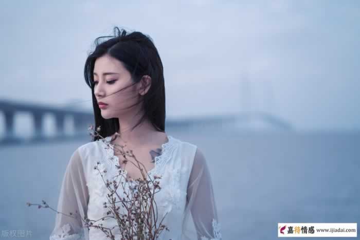 不要嘲笑分手后，还不愿放手的女人_情感