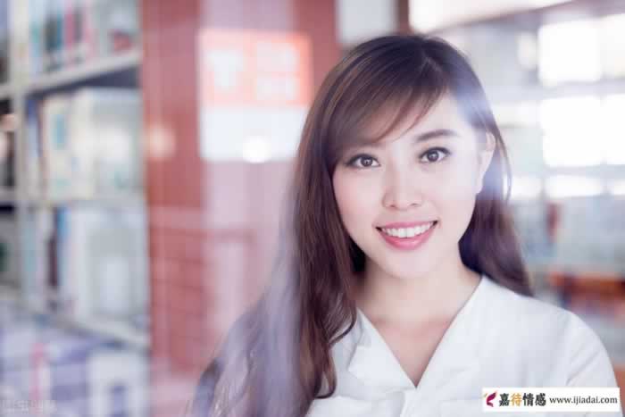 两性交往技巧，男人三个小举动，专治女人情绪崩溃_情感
